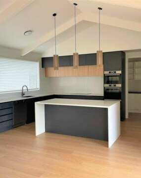 Impressive - Natural Varnished Oak IM3106